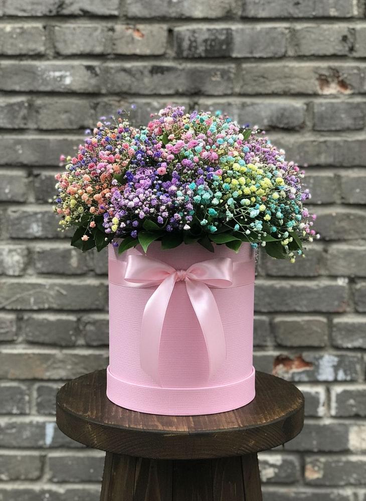 Цветочная композиция из Гипсофила и Розы в шляпной коробке в Пригородном Краснодарского края