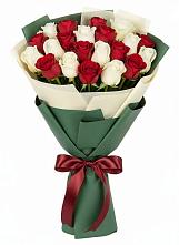 Букет Микс из красных и белых роз в Пригородном Краснодарского края