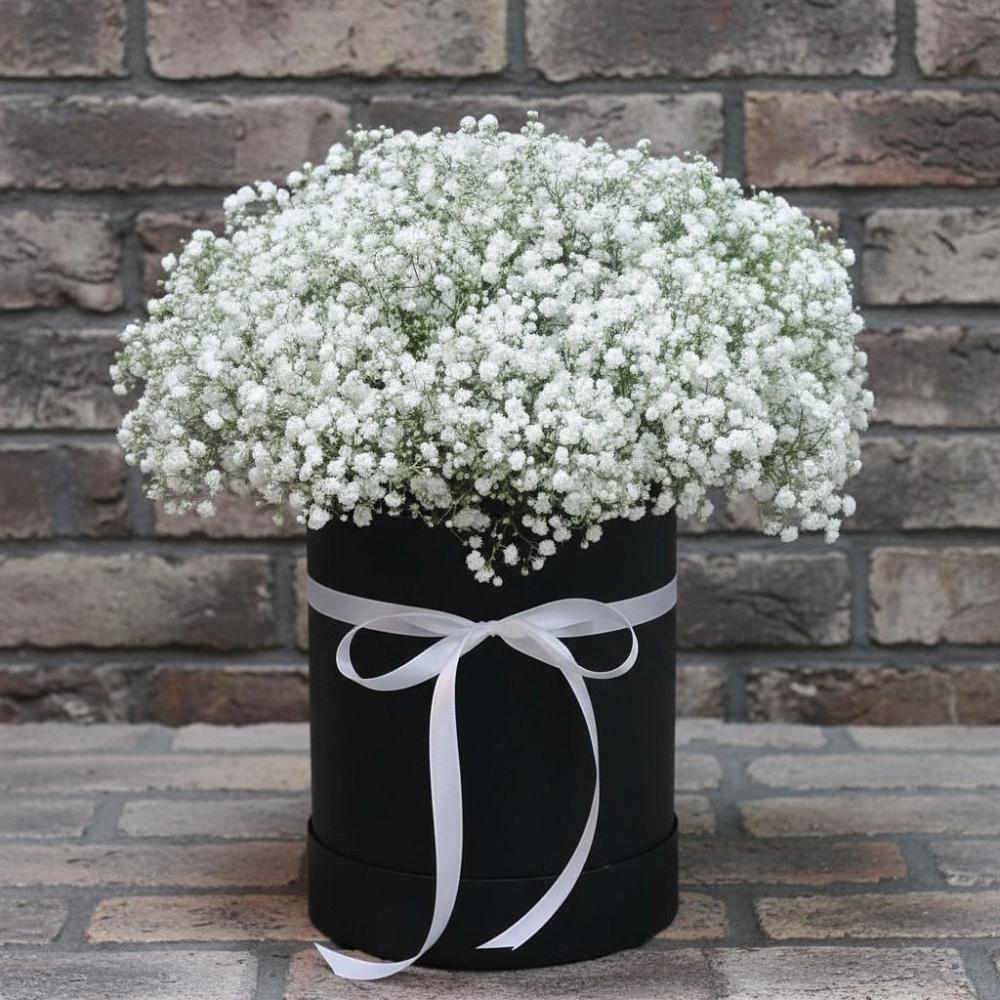 Цветочная композиция из Гипсофила в шляпной коробке в Пригородном Краснодарского края