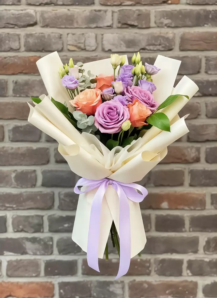 Букет цветов из: Лизиантусы и Розы в Пригородном Краснодарского края