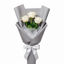 Букет 3 белые розы в Пригородном Краснодарского края