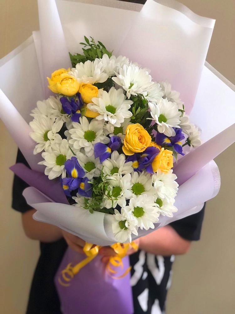 Букет цветов из: Ирисы, Хризантемы и Розы в Пригородном Краснодарского края