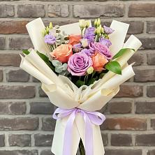 Букет цветов из:  Лизиантусы и Розы в Пригородном Краснодарского края