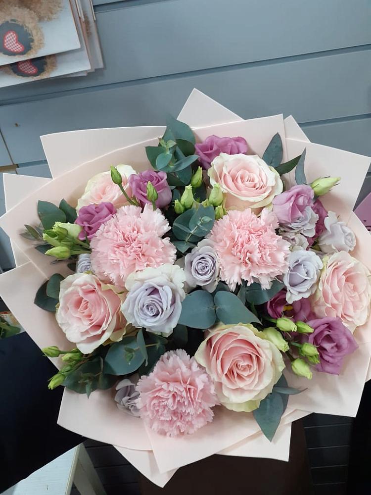 Букет цветов из: Розы, Гвоздики и Лизиантусы в Пригородном Краснодарского края