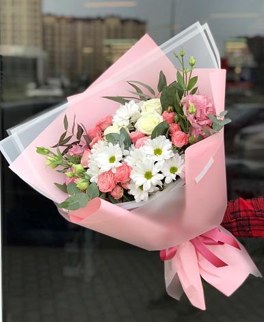Букет цветов из: Розы, Лизиантусы и Хризантемы в Пригородном Краснодарского края