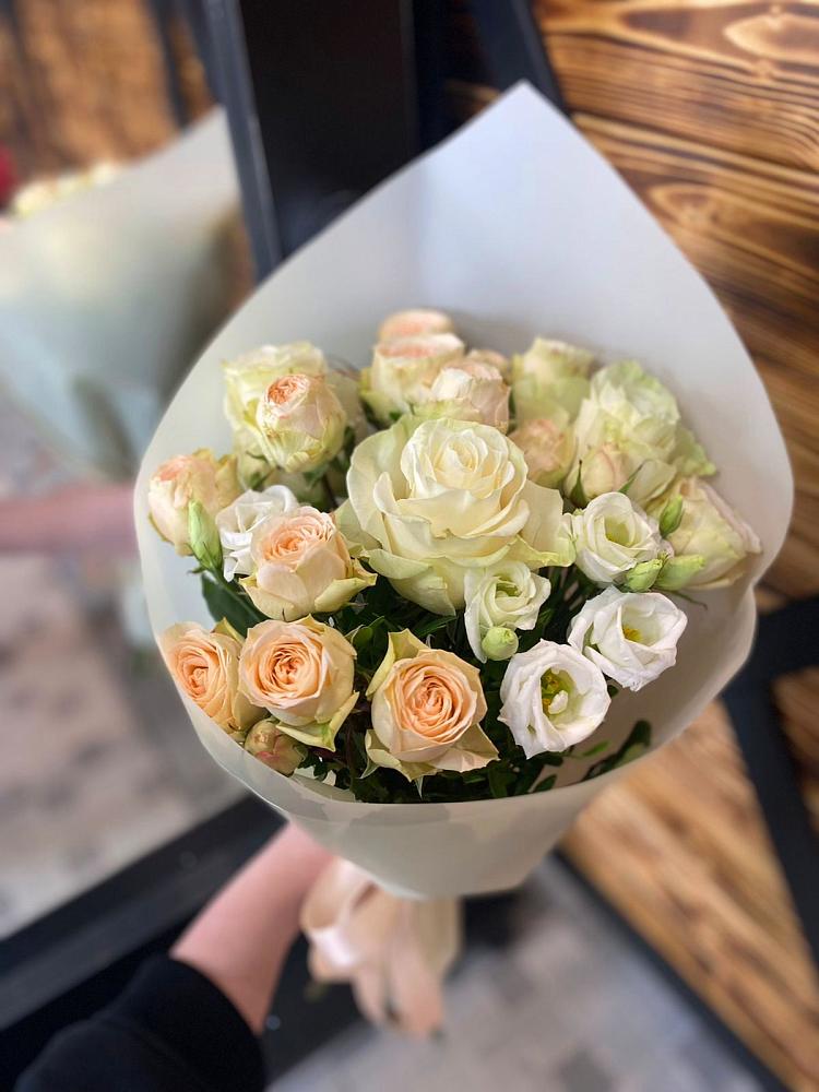 Букет цветов из: Розы и Лизиантусы в Пригородном Краснодарского края